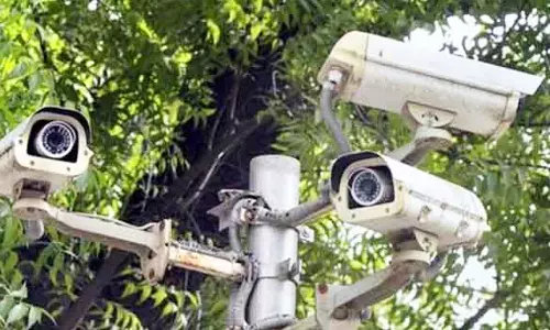 வயதானவர்களை குறிவைத்து திருடும் பெண்