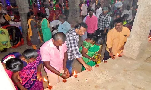 களக்காடு அருகே கீழதேவநல்லூர் சிவன் கோவிலில் சனி பிரதோஷ விழா - பக்தர்கள் தீபங்கள் ஏற்றி வழிபாடு