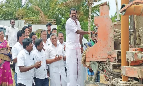 ராதாபுரம் யூனியனில் புதிய ஆழ்துளை கிணறுகள் அமைக்கும் பணி  - மாவட்ட பஞ்சாயத்து தலைவர் தொடங்கி வைத்தார்