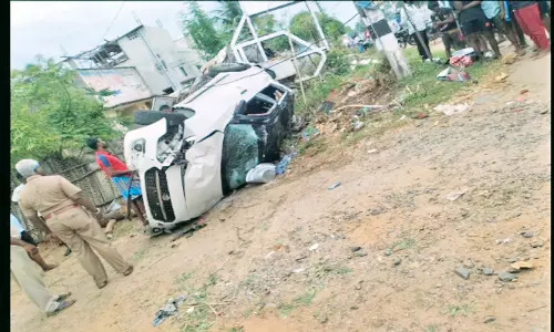 கிழக்கு கடற்கரை சாலையில் ஆட்டோவுக்கு காத்திருந்த கும்பலில் கார் புகுந்ததுபெண் மீன் வியாபாரிகள் 3 பேர் பலி: 8 பேர் படுகாயம்