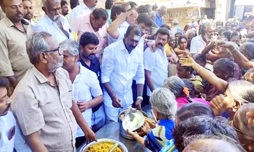 நெல்லையப்பர் கோவிலில் 5 ஆயிரம் பெண் பக்தர்களுக்கு மங்கல பொருட்கள் - துணை மேயர்  வழங்கினார்