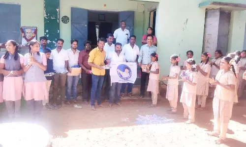 அரூரில் விஜய் மக்கள் இயக்கம் சார்பாக மாணவர்களுக்கு நோட்டு புத்தகம் வழங்கல்