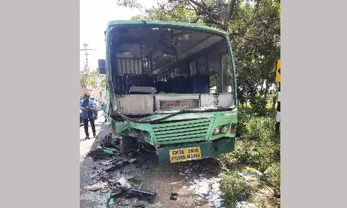 தொண்டாமுத்தூர் அருகே அரசு பஸ்- கார் நேருக்கு நேர் மோதி விபத்து