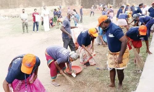 தஞ்சை பெரிய கோவிலில் உழவாரப்பணி