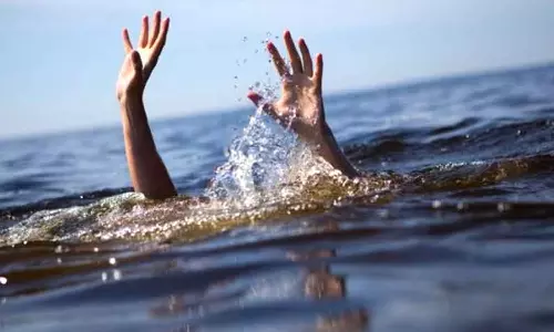 ஆற்றில் தத்தளித்தவரை காப்பாற்ற முயன்றவர் தண்ணீரில் மூழ்கி சாவு