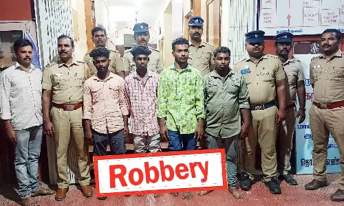 பல்லடம் அருகே பயங்கர ஆயுதங்களுடன் கொள்ளையடிக்க வந்த 4 பேர் கைது