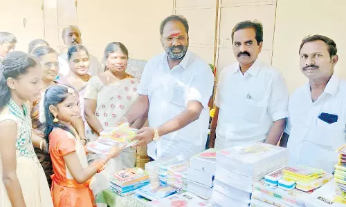 காமராஜர் பிறந்த நாளில் முத்தியால்பேட்டையில் 4 அரசு பள்ளி மாணவர்களுக்கு ரூ.3 லட்சம் கல்வி உபகரணங்கள்- ஆர்.வீ.ரஞ்சித்குமார் வழங்கினார்