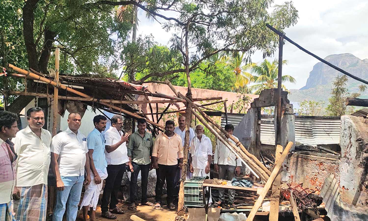 களக்காடு அருகே தி.மு.க. பிரமுகர் ஓட்டலுக்கு தீ வைப்பு- மர்ம நபர்களுக்கு வலைவீச்சு