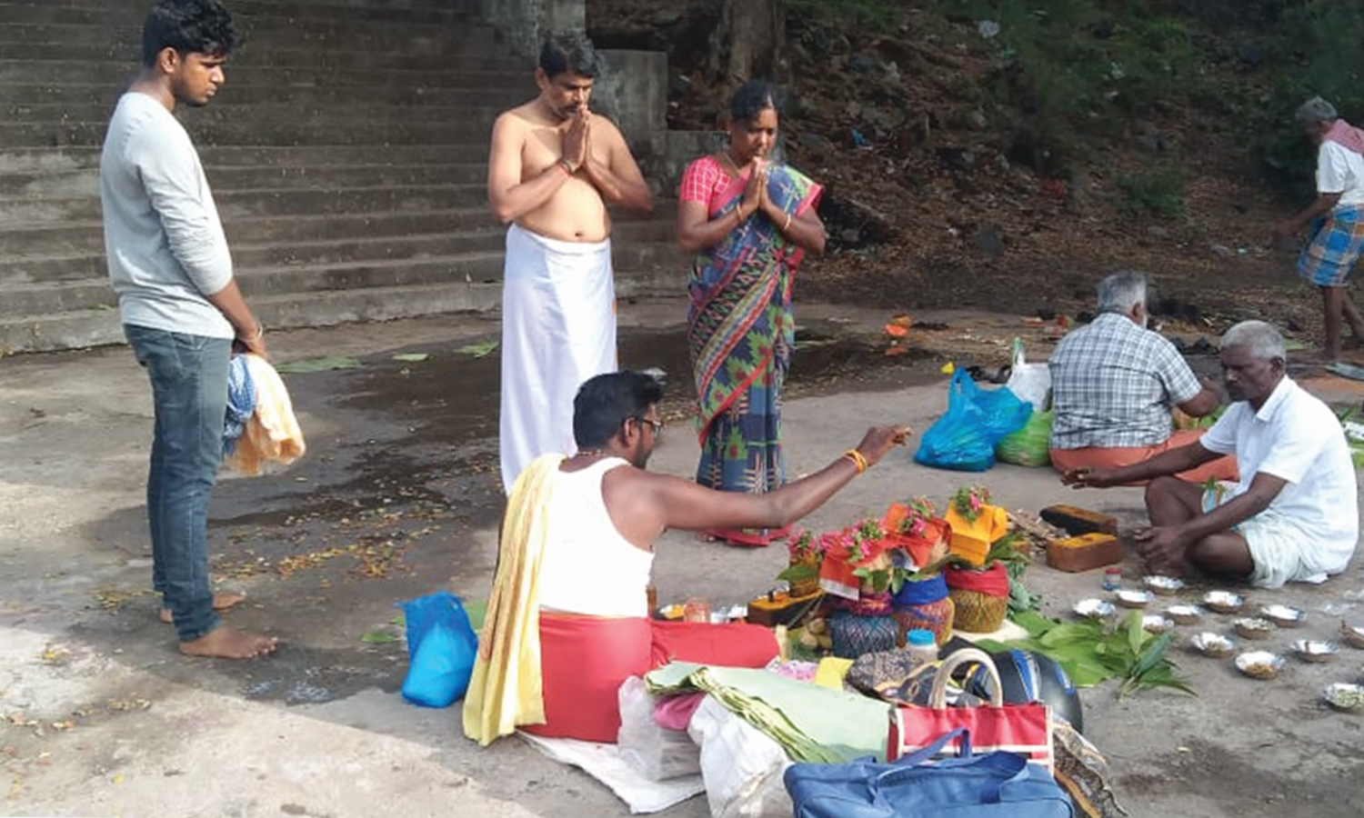 ஆடி அமாவாசை முன்னிட்டு மேட்டூர் காவிரி ஆற்றில் முன்னோர்களுக்கு தர்ப்பணம்