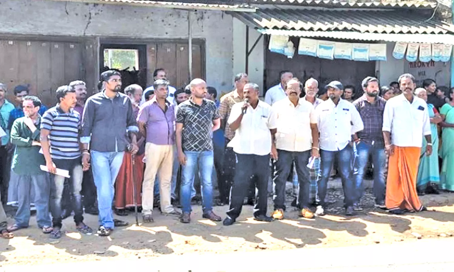 விதிகளை மீறி செயல்படும் டாரஸ் லாரிகளை தடை செய்யக்கோரி ஆர்ப்பாட்டம் விதிகளை மீறி செயல்படும் டாரஸ் லாரிகளை தடை செய்யக்கோரி ஆர்ப்பாட்டம்