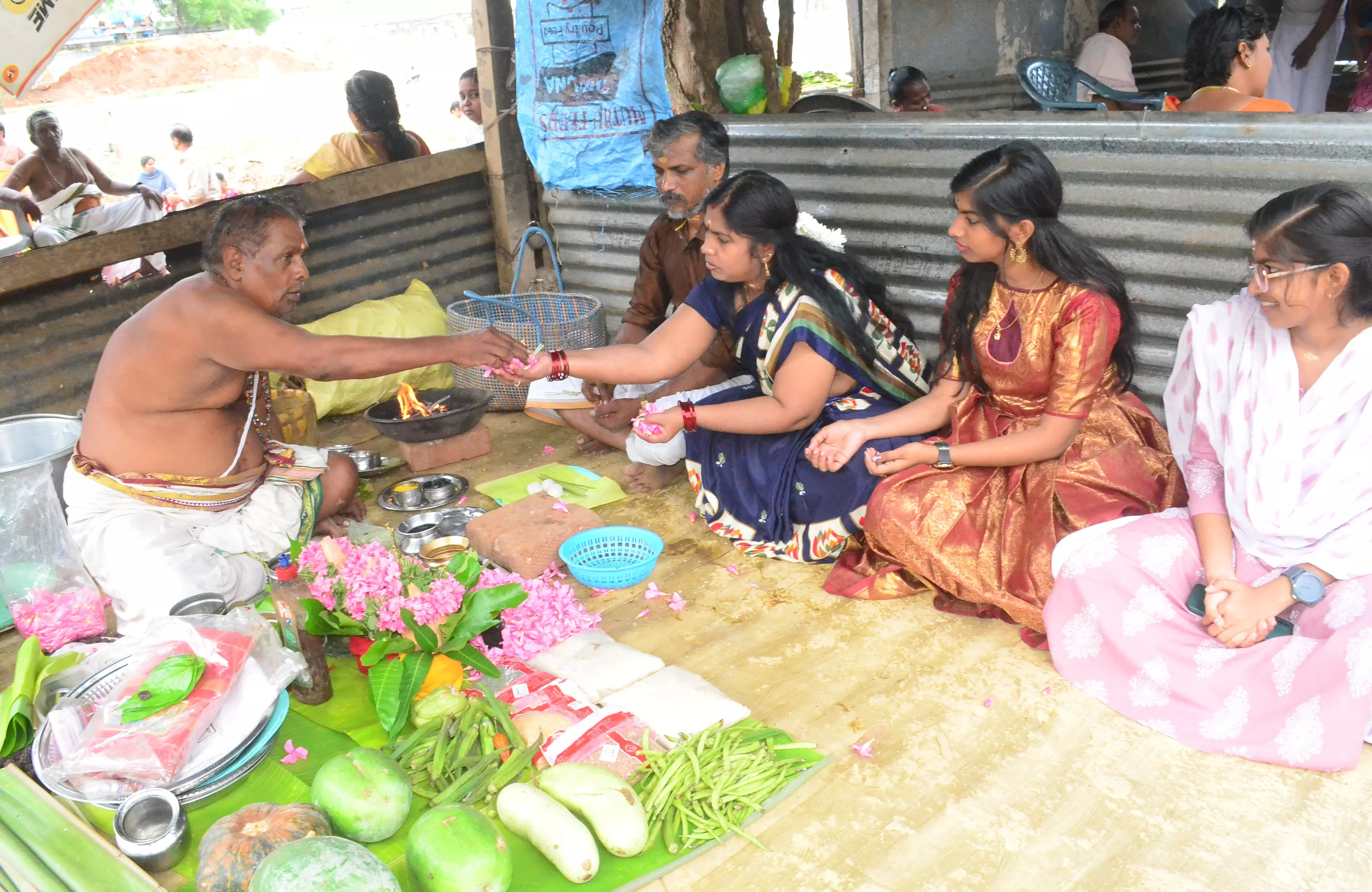 ஆடி அமாவாசைக்காக பேரூர் படித்துறையில் தர்ப்பணம் கொடுக்க குவிந்த பக்தர்கள்