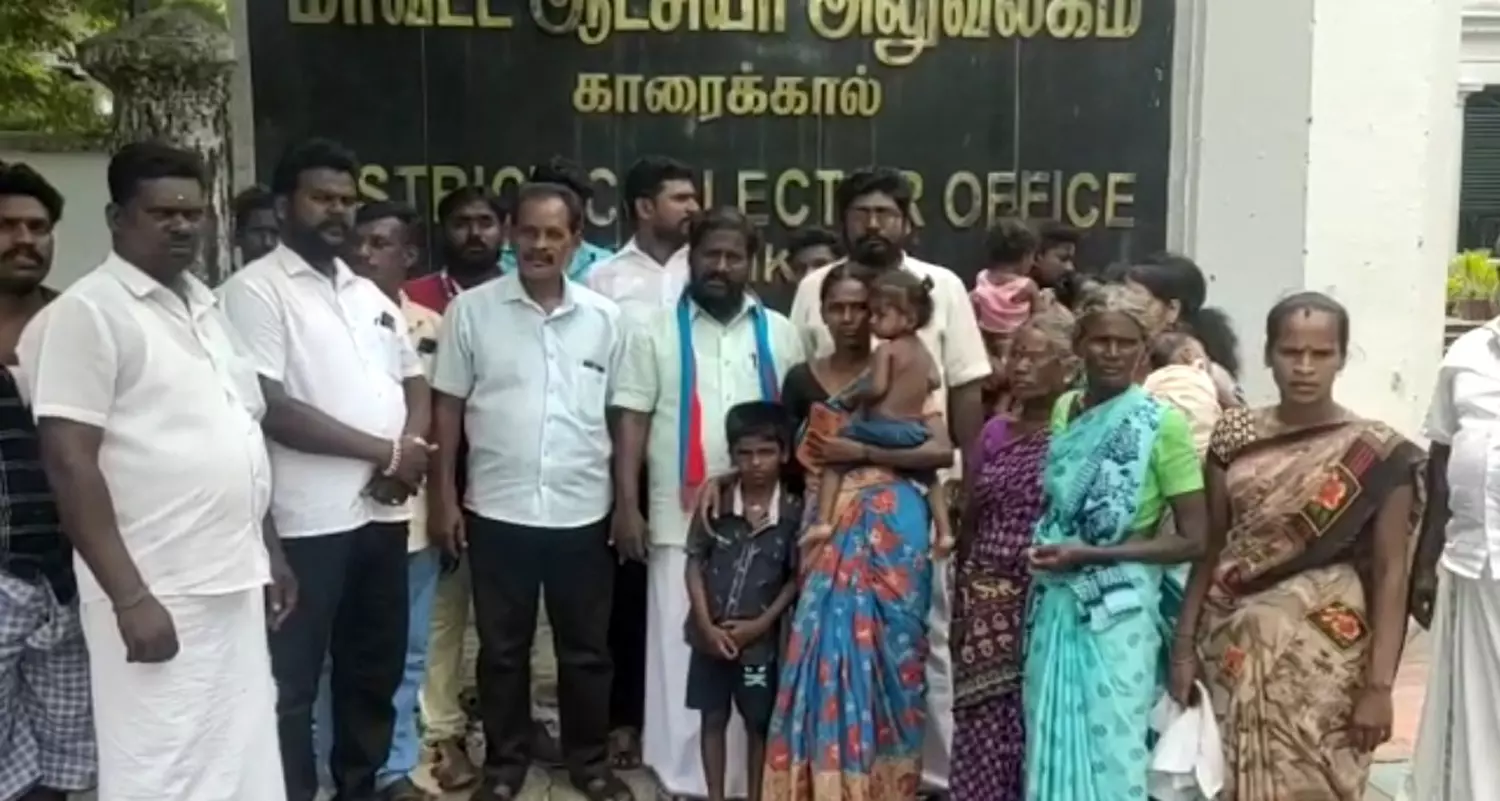 பஞ்சாயத்து ஊழியர்களால் தோண்டப்பட்ட குழியில் விழுந்து பலியானவரின் மனைவி கலெக்டரிடம் மனு பஞ்சாயத்து ஊழியர்களால் தோண்டப்பட்ட குழியில் விழுந்து பலியானவரின் மனைவி கலெக்டரிடம் மனு