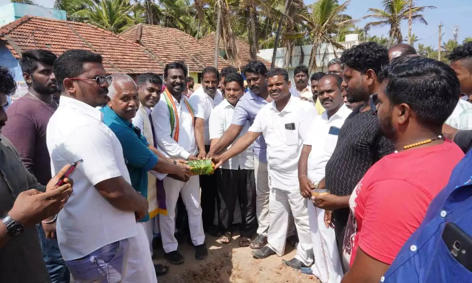 எம்.பி. நிதியில் மீனவர் ஓய்வறை, வலை பின்னும் இடம்- அடிக்கல் நாட்டினார் விஜய் வசந்த் எம்.பி. நிதியில் மீனவர் ஓய்வறை, வலை பின்னும் இடம்- அடிக்கல் நாட்டினார் விஜய் வசந்த்