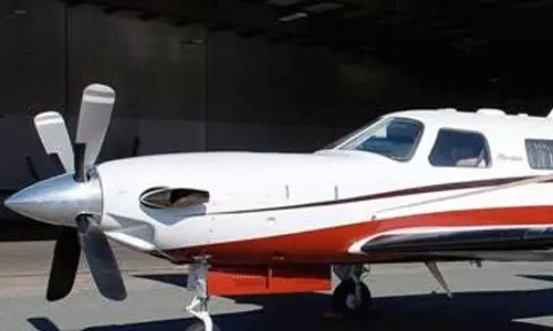 விமானிக்கு திடீர் உடல் நலக்குறைவு: குட்டி விமானத்தை மோதி தரையிறக்கிய பயணி