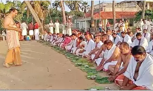 ஆடி அமாவாசையொட்டி புதுச்சேரி கடற்கரையில் முன்னோர்களுக்கு தர்ப்பணம் செய்த கேரள மக்கள்