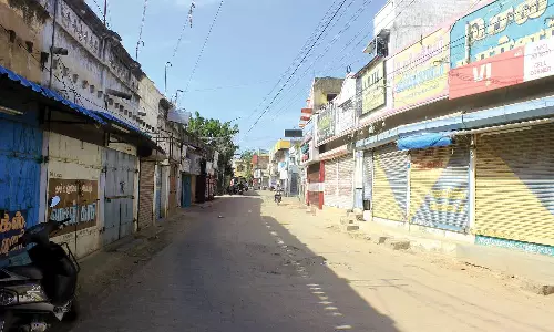 மண்டல சேர்மன்-கவுன்சிலர்கள் மீதான வழக்கை ரத்து செய்யக்கோரி மேலப்பாளையத்தில் கடையடைப்பு போராட்டம்