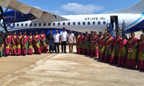 பள்ளி ஆசிரியர்களுக்கு இலவச விமான சுற்றுலா