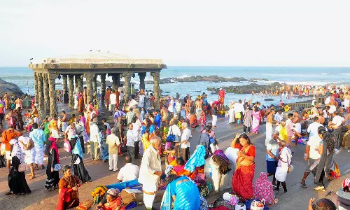 கன்னியாகுமரி கடற்கரையில் முன்னோர்களுக்கு தர்ப்பணம்