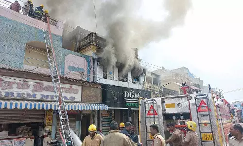 மீனாட்சி அம்மன் கோவில் அருகே பிளாஸ்டிக் கடையில் பயங்கர தீ விபத்து- ரூ.50 லட்சம் பொருள்கள் எரிந்து சேதம்