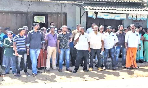 விதிகளை மீறி செயல்படும் டாரஸ் லாரிகளை தடை செய்யக்கோரி ஆர்ப்பாட்டம்