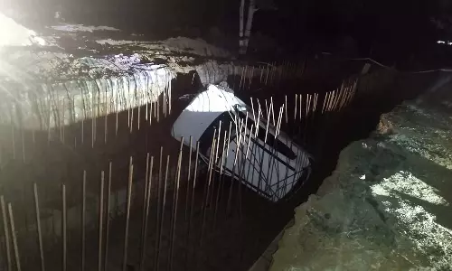 கோபிசெட்டிபாளையம் அருகே கார் கவிழ்ந்த விபத்தில் 4 பேர் படுகாயம்