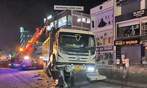 அழகியமண்டபத்தில் டிரைவரின் கட்டுபாட்டை இழந்து தடுப்பு சுவரில் மோதிய லாரி