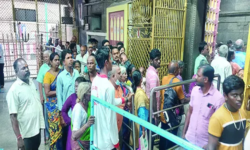 திருவள்ளூர் வீரராகவர் கோவிலில் பக்தர்கள் முன்னோர்களுக்கு தர்ப்பணம் கொடுத்து வழிபாடு