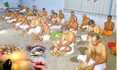 ஆடி மாத அமாவாசை முன்னிட்டு முன்னோர்களுக்கு நீர்நிலைகளில் தர்ப்பணம் - கோவில்களில் சிறப்பு வழிப்பாடு