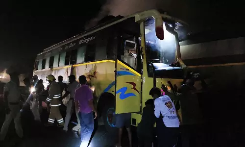 திட்டக்குடி அருகே சுற்றுலா பஸ் மீது ஆசிட் லாரி மோதி விபத்துஆந்திராவை சேர்ந்த வாலிபர் பலி