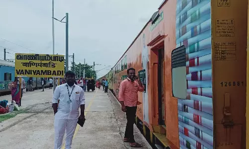 வாணியம்பாடியில் சிக்னல் கோளாறால் டபுள் டக்கர் ரெயில் நிறுத்தம்