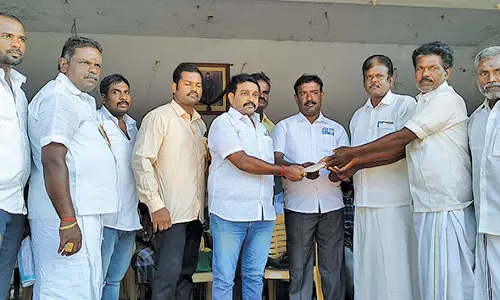 விளாத்திகுளம் அருகே மாட்டு வண்டி பந்தயத்தில் சீறிப்பாய்ந்த காளைகள்