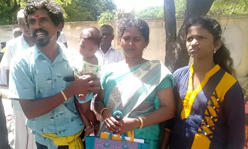 நெல்லை கலெக்டர் அலுவலகத்தில் பாதுகாப்பு கேட்டு மனைவி- கைக்குழந்தையுடன்  வந்து மனு கொடுத்த டீ வியாபாரி