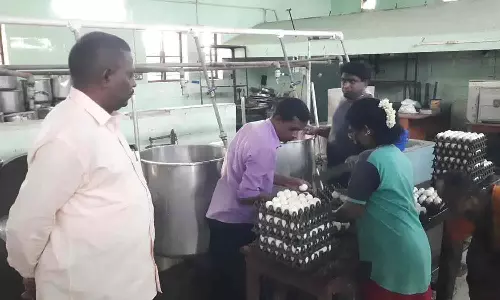 பள்ளி மாணவர்களுக்கு முட்டை விநியோகம்