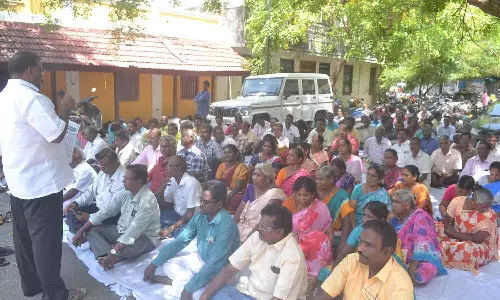 அரசு சார்பு நிறுவன ஊழியர்கள் காத்திருக்கும் போராட்டம்