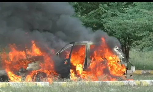 தீப்பிடித்து பற்றி எரிந்த கார்