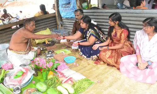 ஆடி அமாவாசைக்காக பேரூர் படித்துறையில் தர்ப்பணம் கொடுக்க குவிந்த பக்தர்கள்