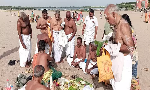 ஆடி அமாவாசையை முன்னிட்டு சில்வர் பீச் கடற்கரையில் மூதாதையர்களுக்கு தர்ப்பணம்