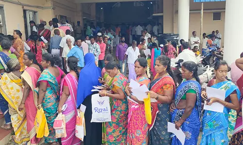 கடலூர் கலெக்டர் அலுவலகத்திற்கு மாவட்டம் முழுவதுமிருந்து மனுக்களுடன் குவிந்த பெண்கள்