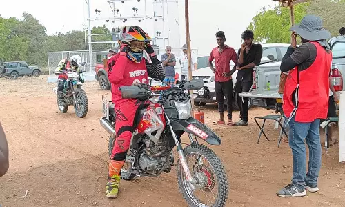 தேசிய அளவிலான மோட்டார் சைக்கிள் பந்தய போட்டி- இந்தியா முழுவதும் இருந்து 110 பைக் ரேஸ் வீரர்கள் பங்கேற்பு