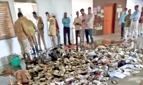 நாகை கலெக்டர் அலுவலகத்தில் திடீர் தீ விபத்து; பொருட்கள் சேதம்