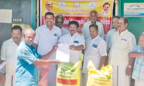 விவசாயிகளுக்கு வேளாண் இடுபொருட்கள் வழங்கல்