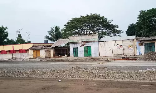 இடிந்து விழும் நிலையில் உள்ள சிதலமடைந்த பள்ளி கட்டிடத்தை அகற்ற வேண்டும்