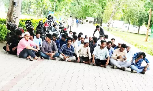 தனியார் கல்லூரி மாணவர்கள் தர்ணா