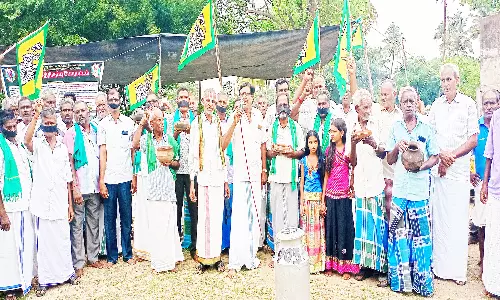 வாயில் கருப்புத் துணி கட்டி, திருவோடு ஏந்தி விவசாயிகள் போராட்டம்