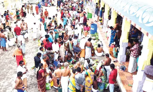 திருவையாறில், முன்னோர்களுக்கு தர்ப்பணம் கொடுத்து பொதுமக்கள் வழிபாடு