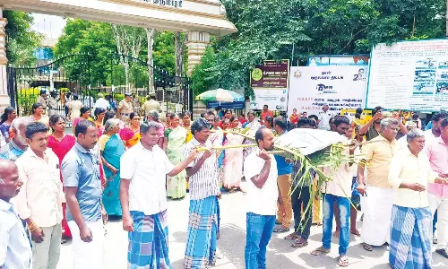 தருமபுரி கலெக்டர் அலுவலகத்திற்கு மனு கொடுக்க பாடை கட்டி வந்த கிராம மக்கள்