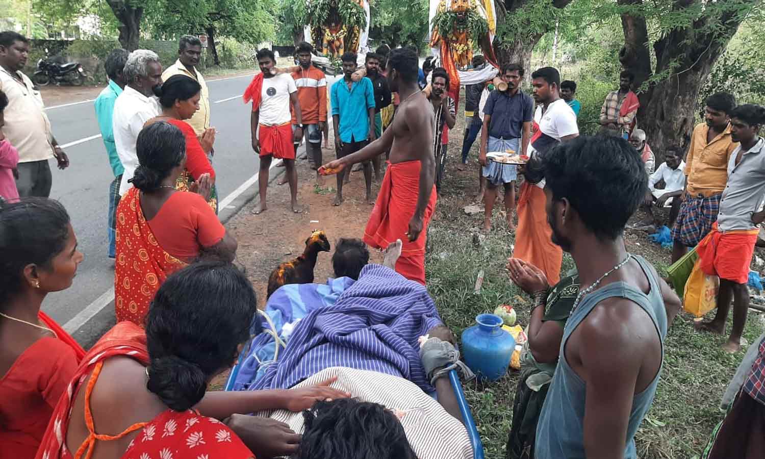 விபத்தில் சிக்கியவர் குணமடைய ஆடு பலியிட்டு நேர்த்திக்கடன் செலுத்திய கிராம மக்கள்