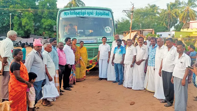 உடன்குடி அருகே வேப்பங்காட்டில் புதிய பஸ் சேவை தொடக்க விழா உடன்குடி அருகே வேப்பங்காட்டில் புதிய பஸ் சேவை தொடக்க விழா