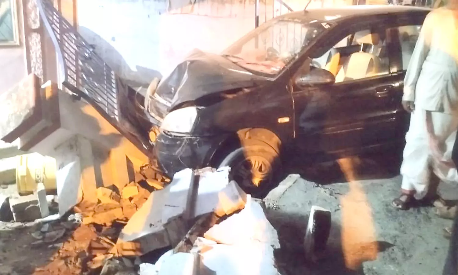 மேட்டுப்பாளையத்தில் வீட்டின் காம்பவுண்டு சுவரில் மோதிய கார் மேட்டுப்பாளையத்தில் வீட்டின் காம்பவுண்டு சுவரில் மோதிய கார்