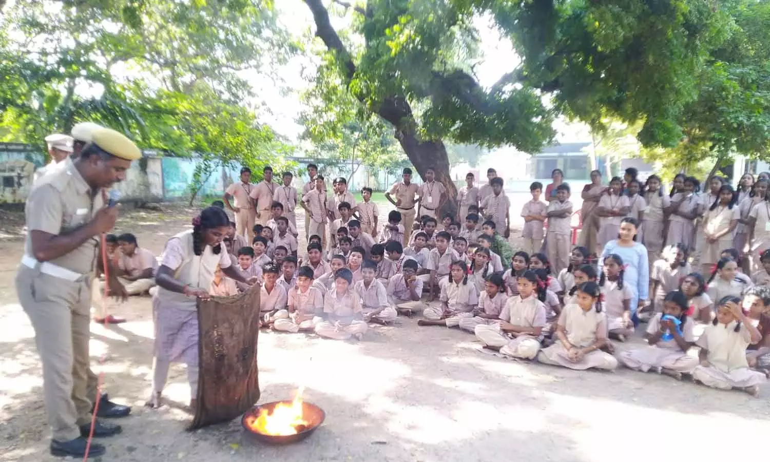 மாமல்லபுரம் அரசுப்பள்ளியில் தீ தடுப்பு விழிப்புணர்வு ஒத்திகை மாமல்லபுரம் அரசுப்பள்ளியில் தீ தடுப்பு விழிப்புணர்வு ஒத்திகை